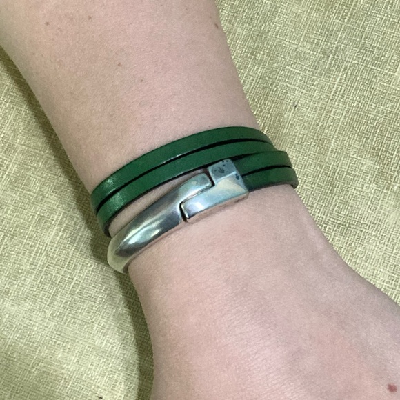 Unique Green Leather strap wrap bracelet metallic U shape magnetic closure - Picture 10 of 10
